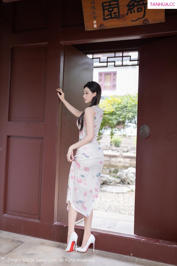 逗逗DouDou  [XiuRen]高清写真图 2024.08.29 No.9087 小逗逗 丝袜美腿第17张图片